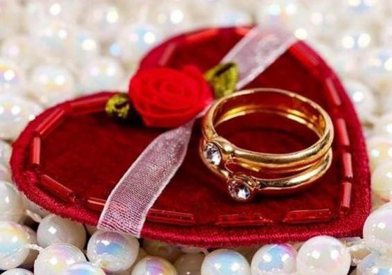 Midiron Karwa Chauth Special Gifts | Romantic Love Gift Pack fior  Karwachauth Microfibre Gift Box Price in India - Buy Midiron Karwa Chauth  Special Gifts | Romantic Love Gift Pack fior Karwachauth